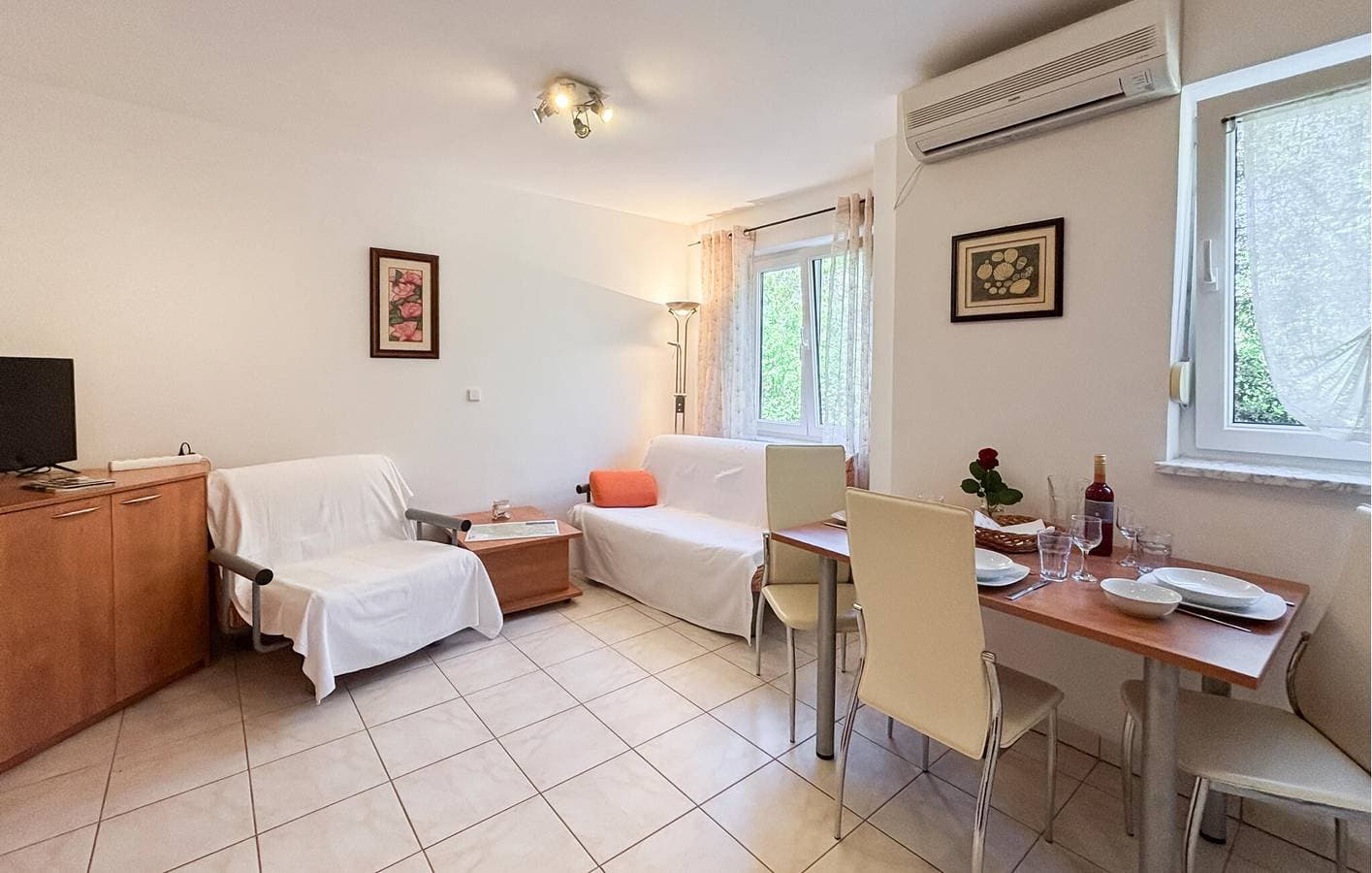 Foto 2 von 19: Gemütliche Ferienwohnung mit Terrasse, WLAN und Parkplatz, 1 km vom Strand von Jert entfernt