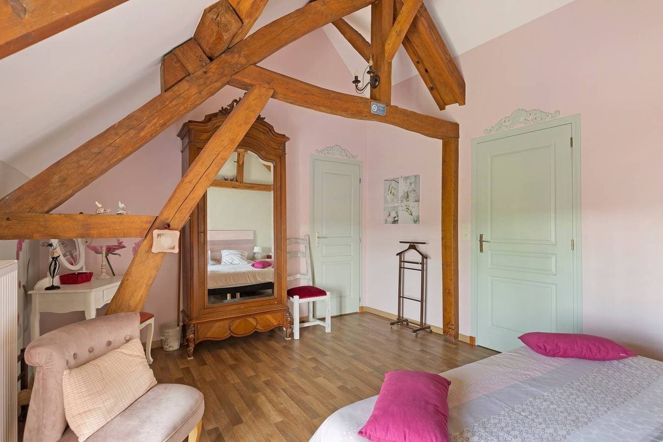 Foto 11 von 26: Gästezimmer „Chambre Printemps“ mit Gemeinschaftsgarten und WLAN