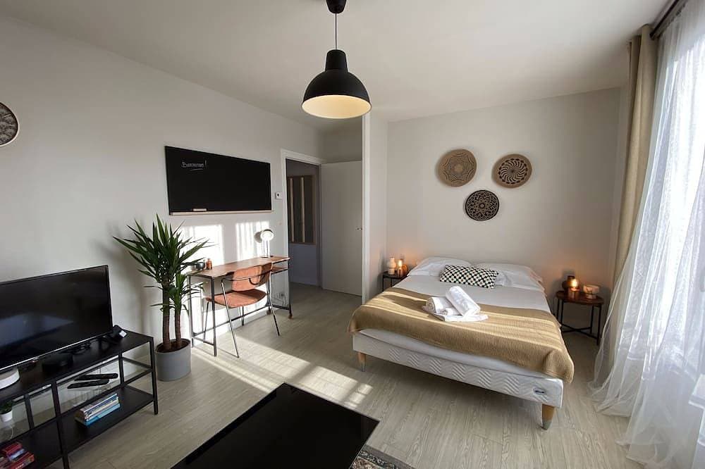 Large, quiet studio with balcony & free parking 1