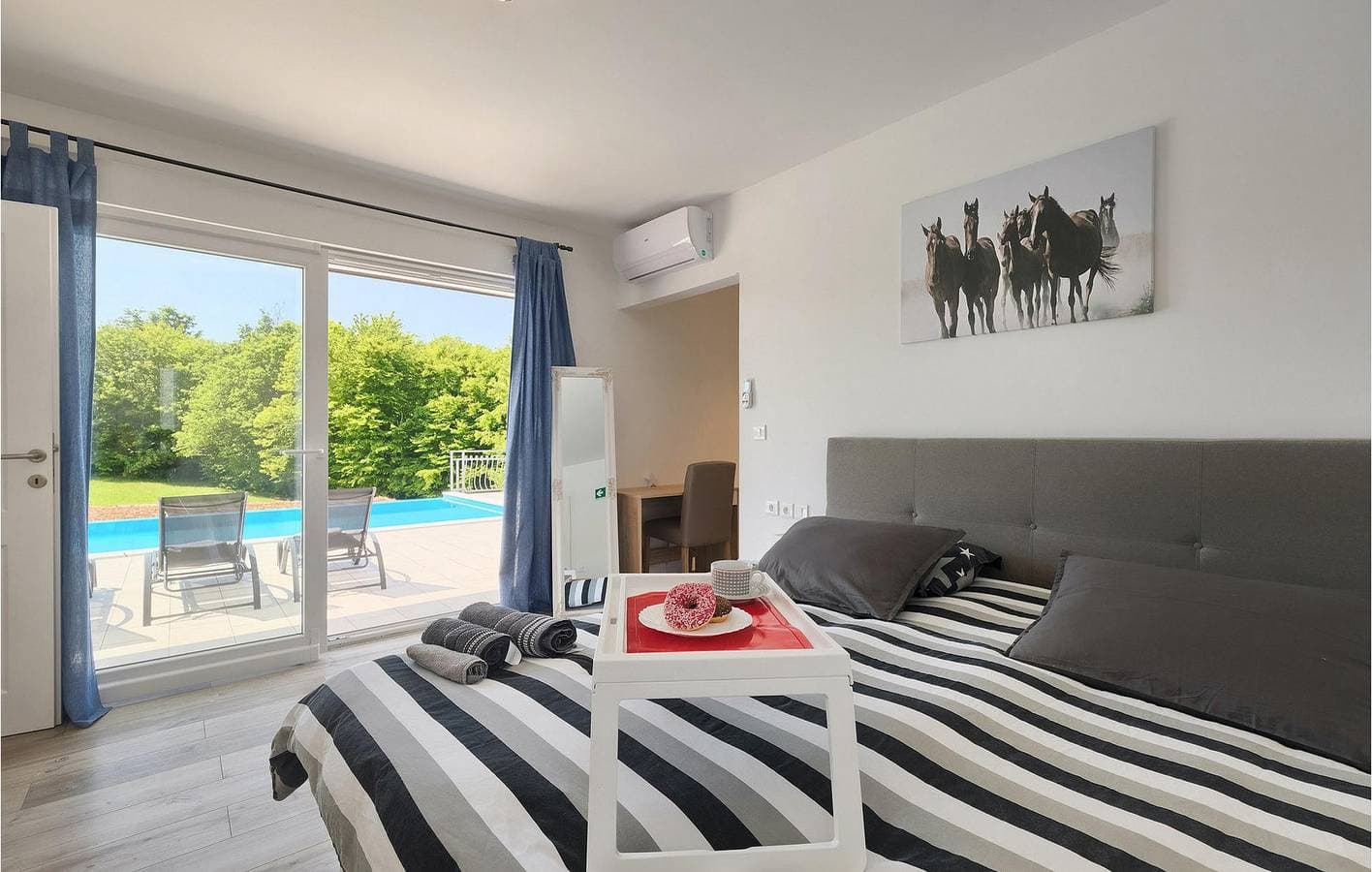 Foto 5 von 58: Geräumige 128 m² große Wohnung mit Pool, WLAN, Klimaanlage und Parkplatz