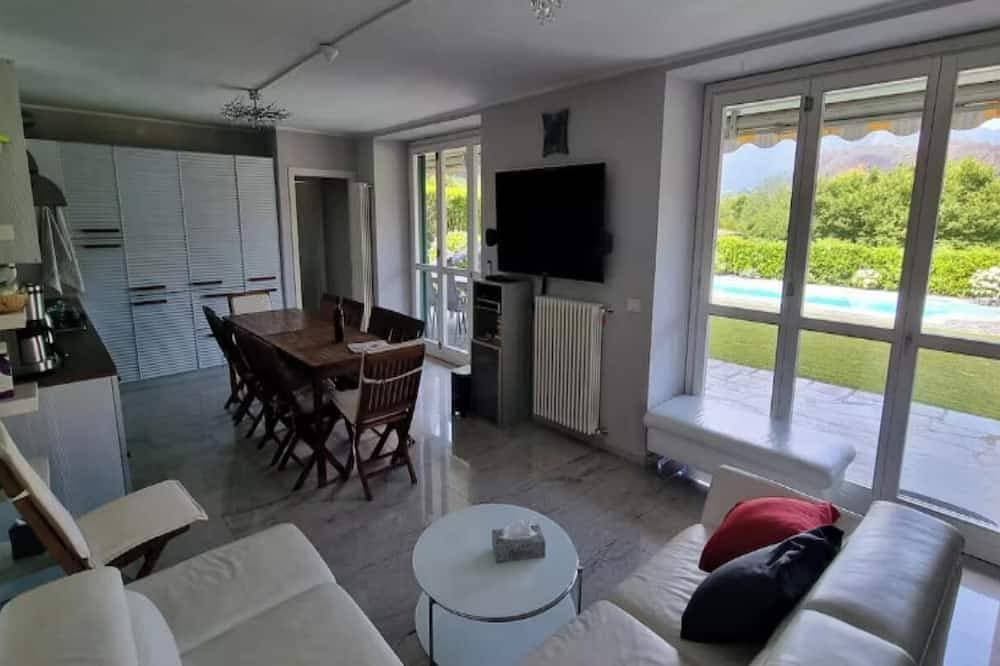 Foto 12 von 30: Elegant & Spacious Lakefront Retreat with Pool, Beach Access & Panoramic Views