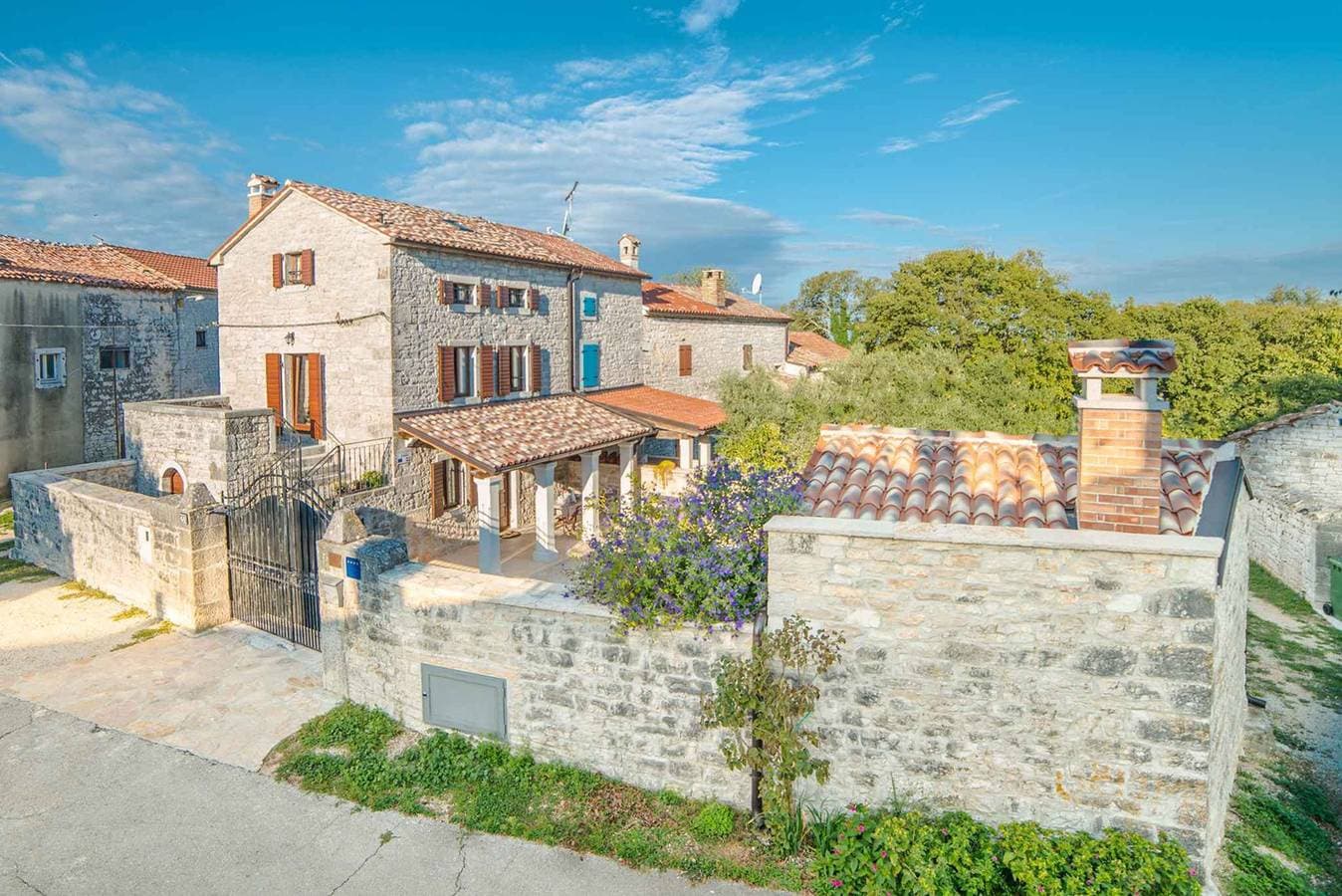 Foto 9 von 25: Ferienhaus mit Swimmingpool und Grill