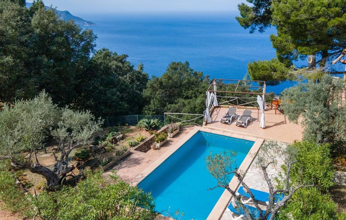 Foto 4 von 36: Rückzugsort mit Meerblick: Terrasse, Pool, Küche & Grill