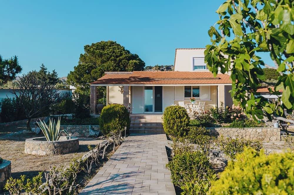 Amalia House Garden 1