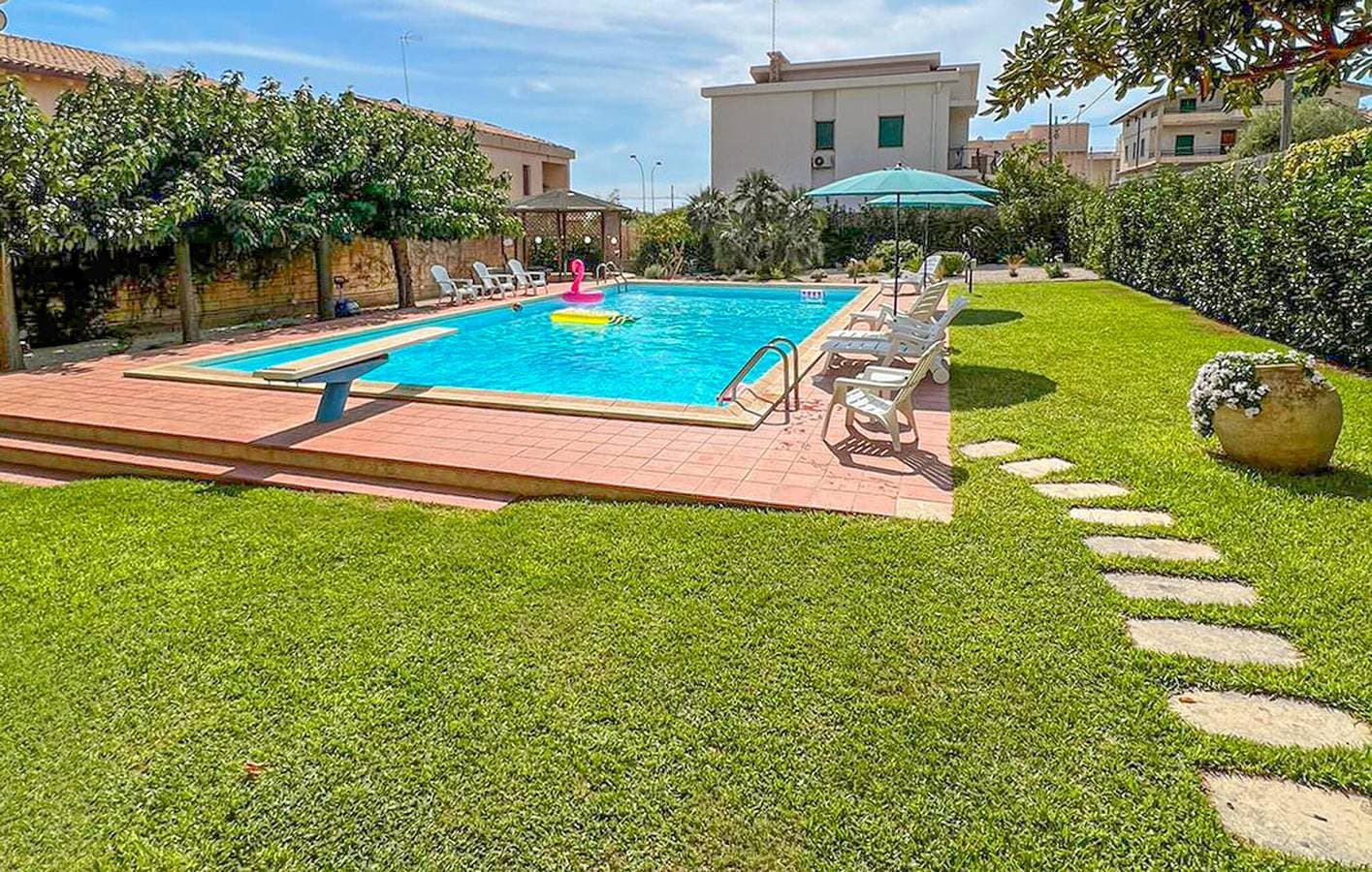 Luxuriöse Wohnung mit Meerblick, Pool und Terrasse in Sampieri 1
