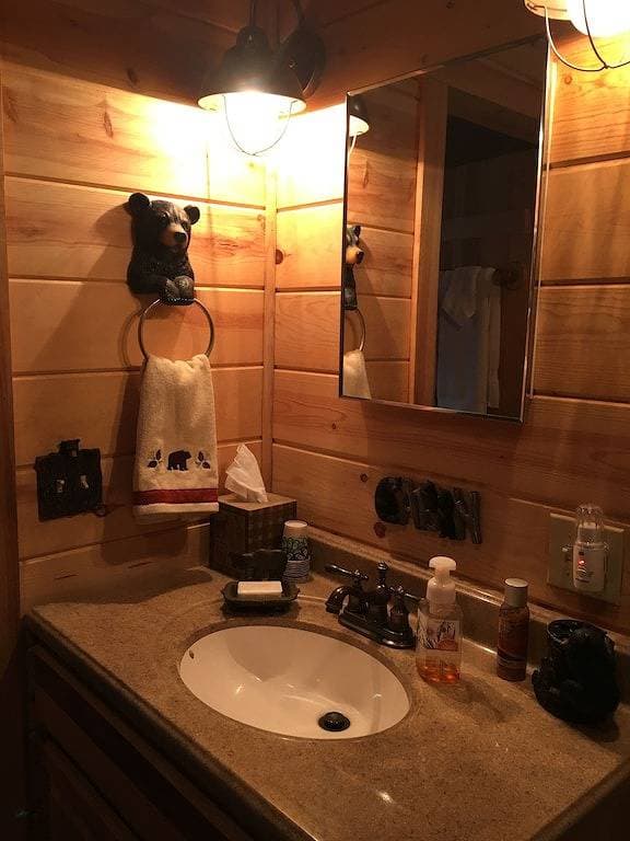 Foto 4 von 45: Potomac Overlook, New Log Cabin Vor Eingang zum Loch Smoke