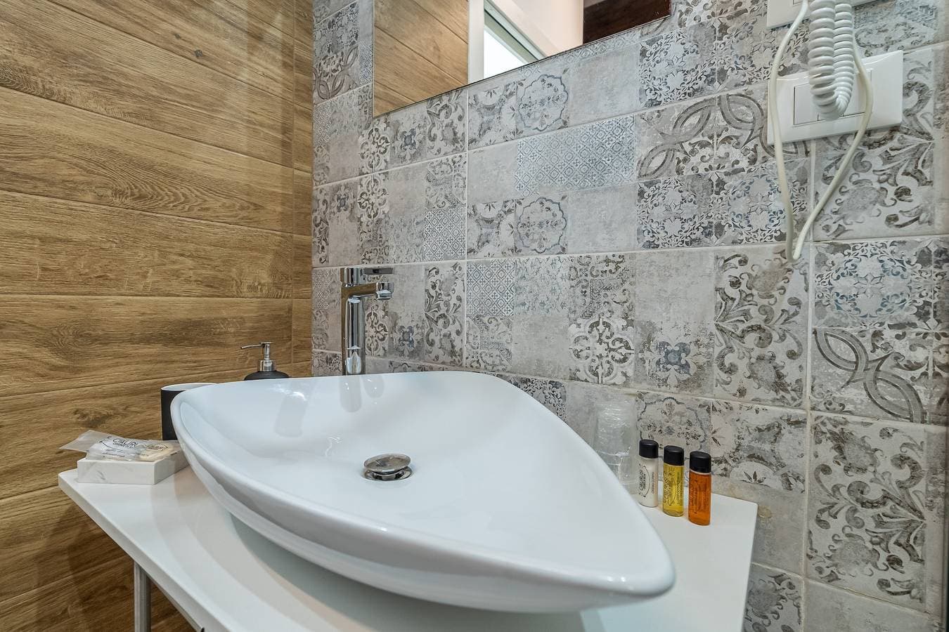 Foto 10 von 42: Zimmer 101 im "Le Saline Rooms Marzamemi" mit WLAN und Klimaanlage