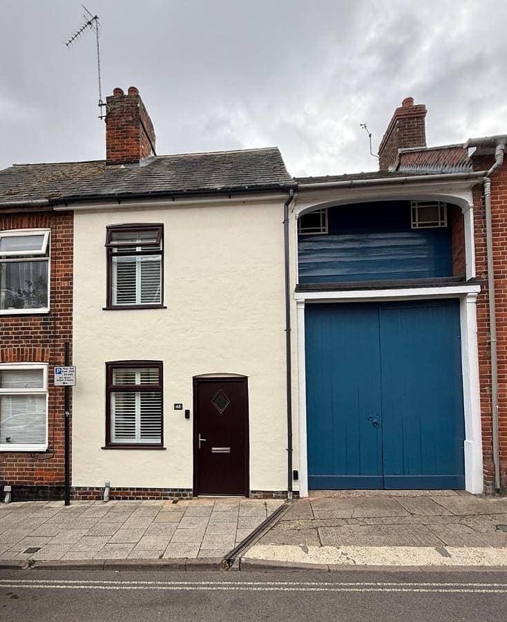 Cosy 1-Bed House Near Town Centre & Station 1