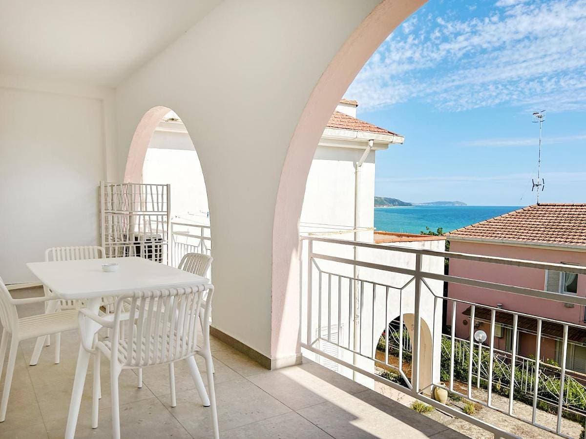 Foto 2 von 35: Two-Bedroom Apartment with Terrace and Sea View