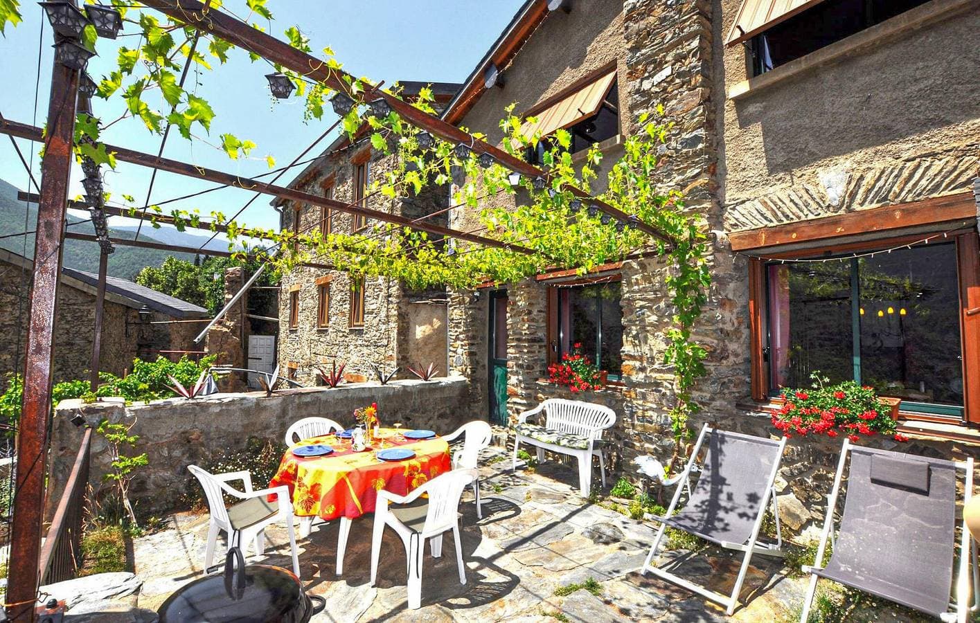 Reizende Ferienwohnung mit Terrasse, WLAN und nur wenige Schritte von den Sehenswürdigkeiten von Nohèdes entfernt 1