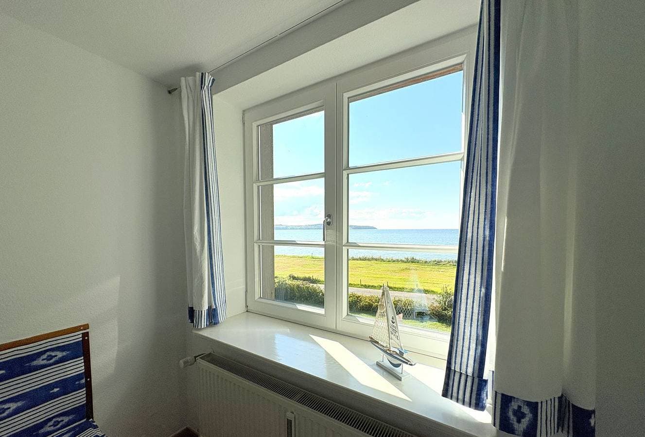 Foto 8 von 25: Ferienwohnung Drachen: Reetgedecktes Strandhaus mit eigenem Strand und Meerblick