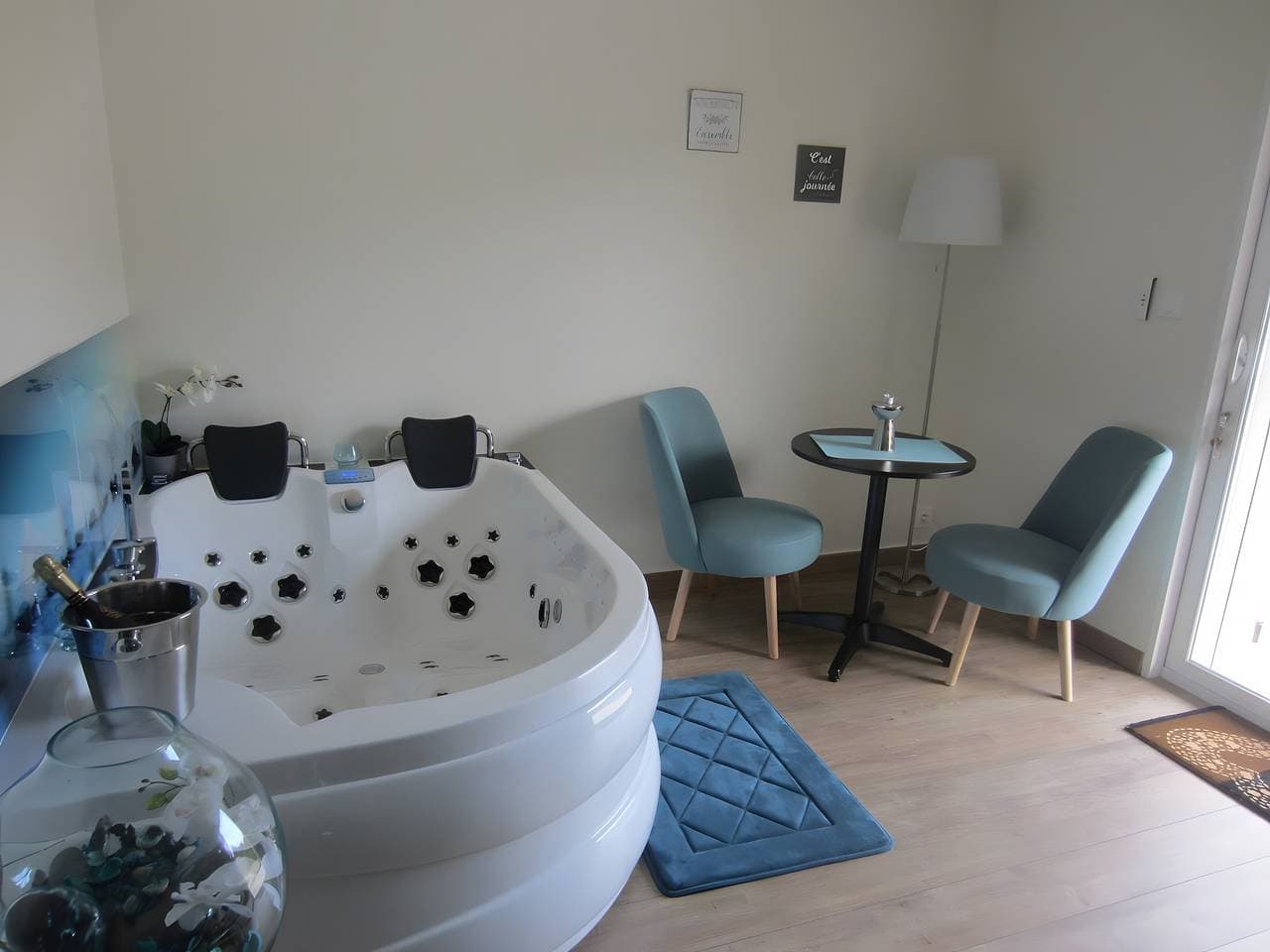 Foto 4 von 30: Gästezimmer „Balnéo Spa Cœur À Cœur“ mit privatem Pool, WLAN und Klimaanlage