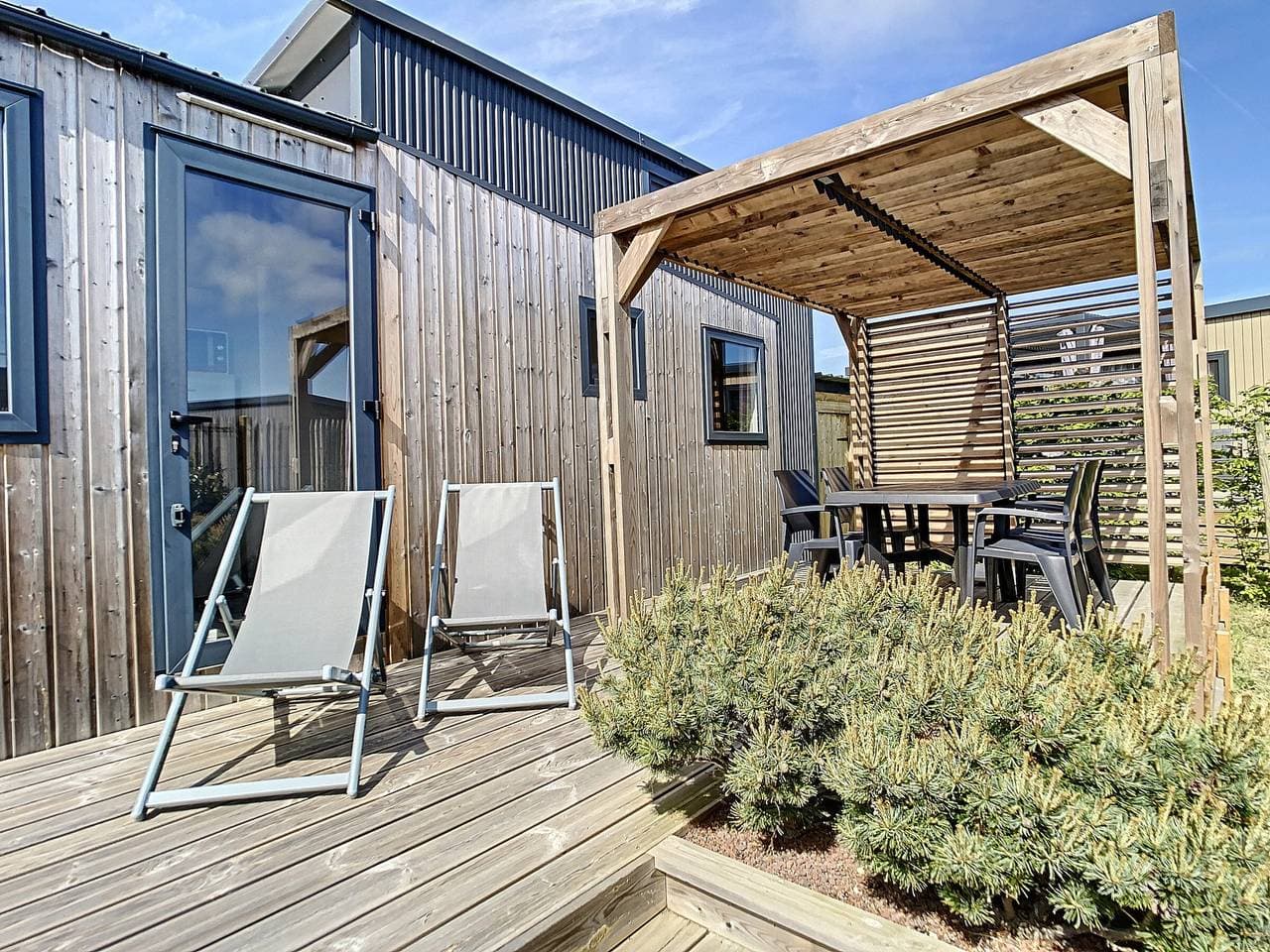 Holz-Tiny House mit Terrasse, Pool, WLAN, Haustiere erlaubt, Parkplatz - 200m vom Strand 1