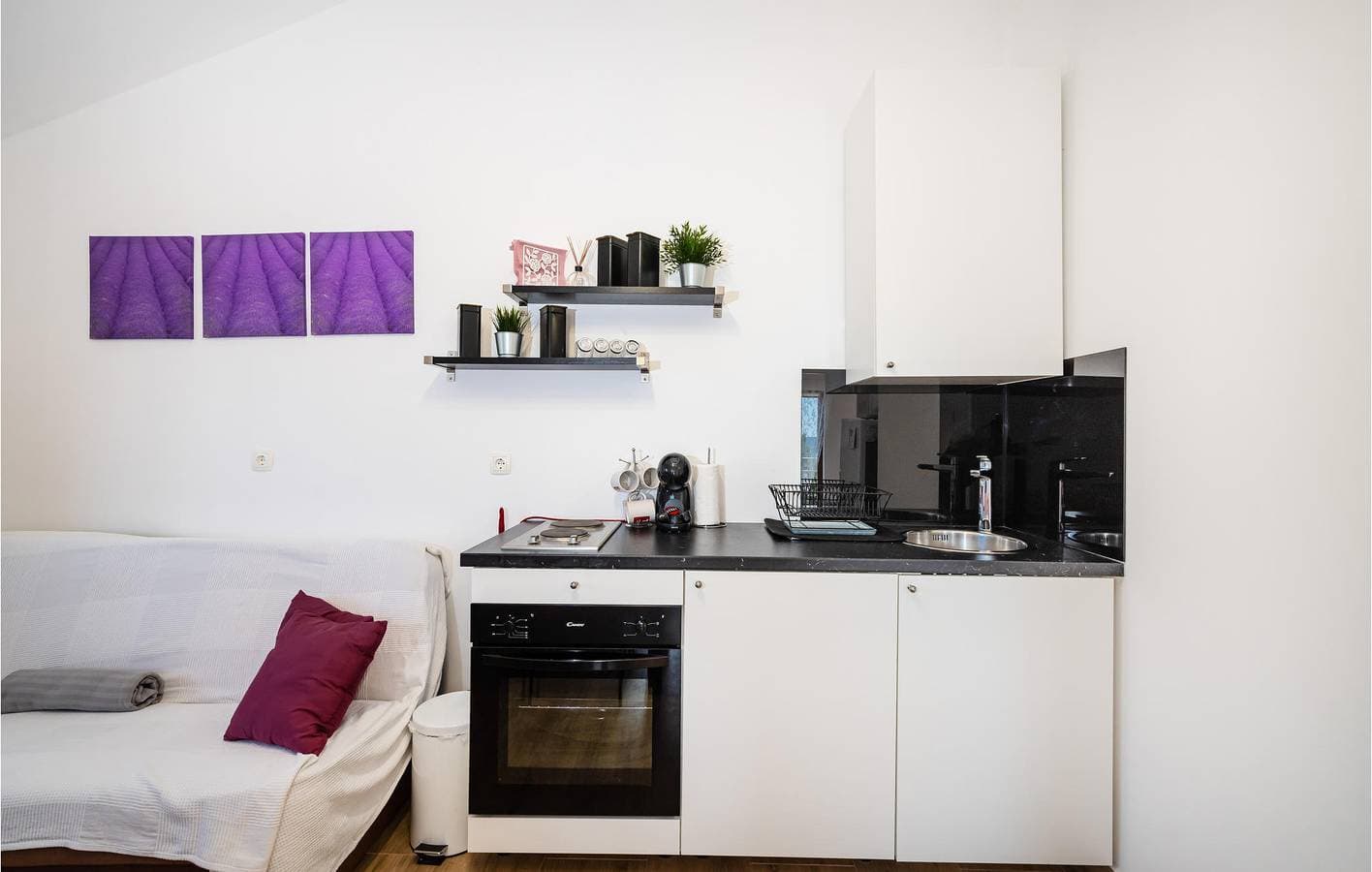 Foto 8 von 37: Ferienwohnung am Meer mit Terrasse, Küche und Parkplatz in der Nähe von Novigradsko Mehr