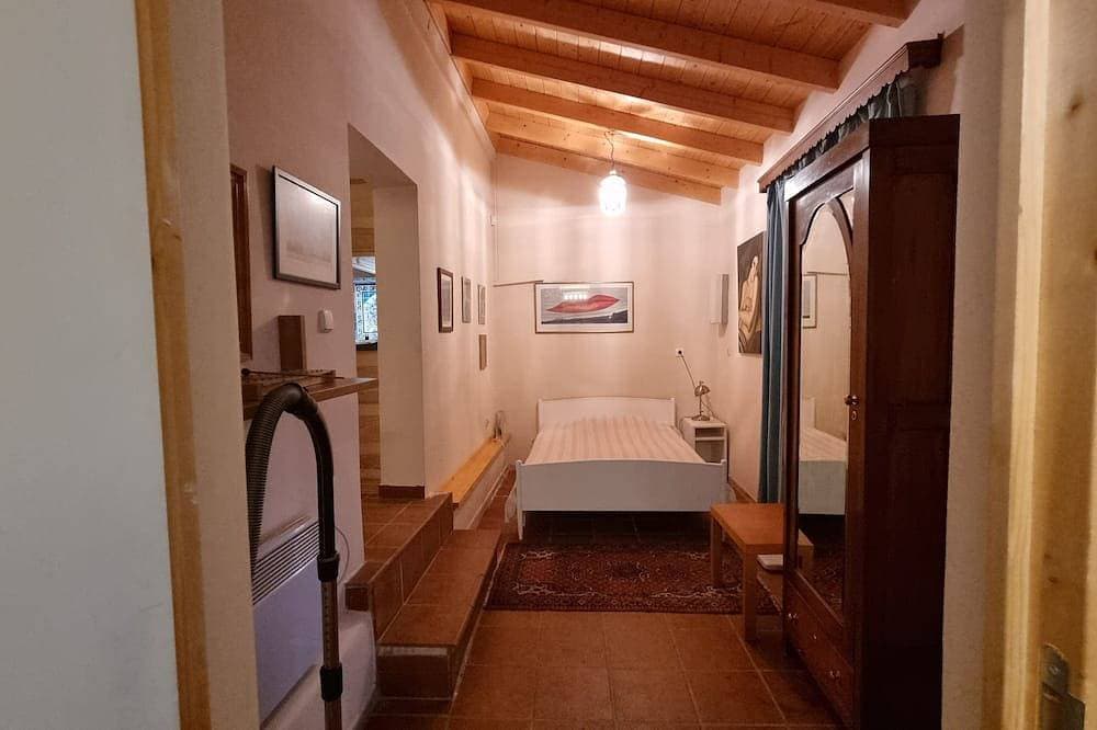 Foto 7 von 30: Small villa with a large private and quiet garden, 10 min walk from Metro