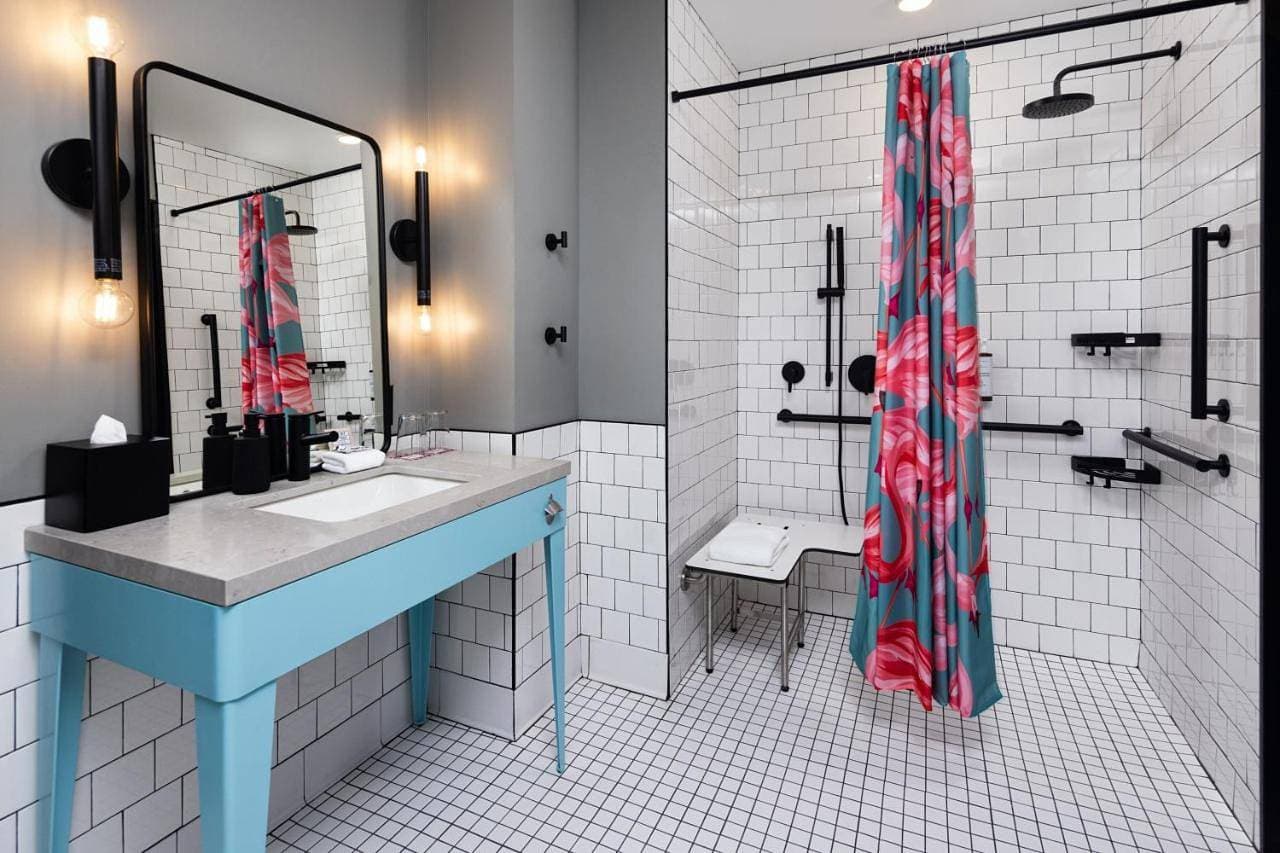 Foto 12 von 12: Queen Suite with Roll-In Shower - Mobility Access/Hearing Accessible
