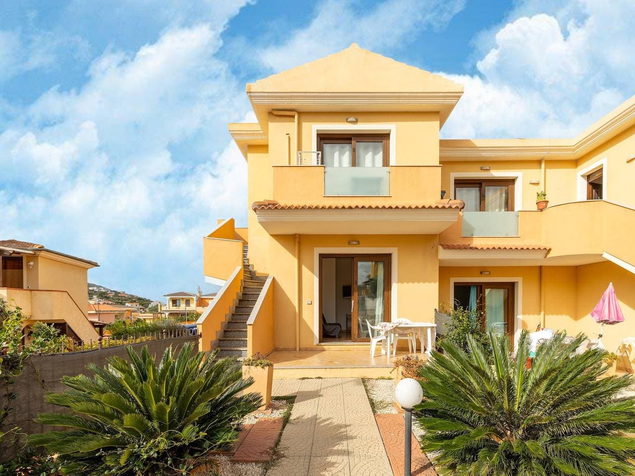 In einer Wohnung mit privater Terrasse und Klimaanlage 1
