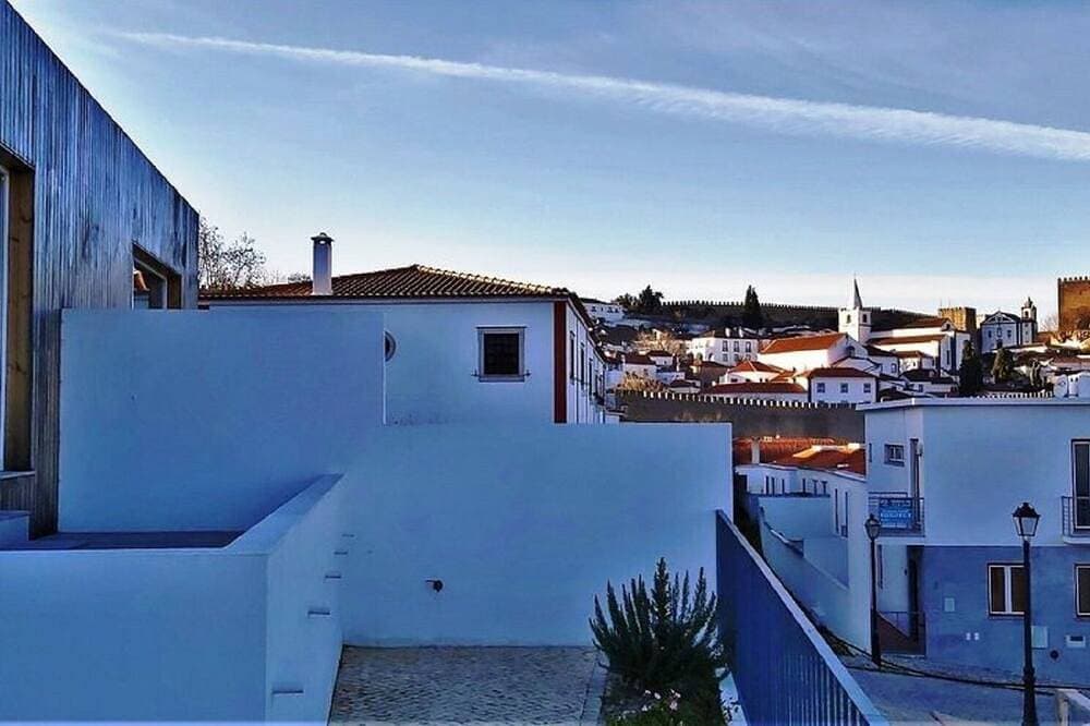 Foto 11 von 16: Villa mit Blick auf die Landschaft und die Burg