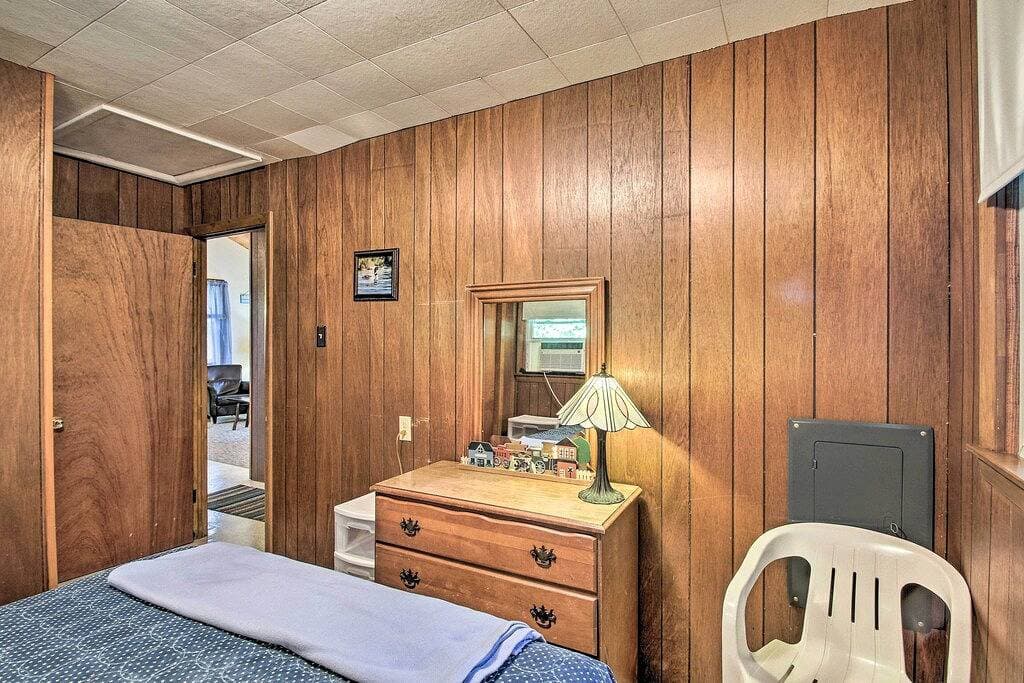 Foto 11 von 29: 'The Den' Raymond Home w/ 200 Feet of Sandy Beach!