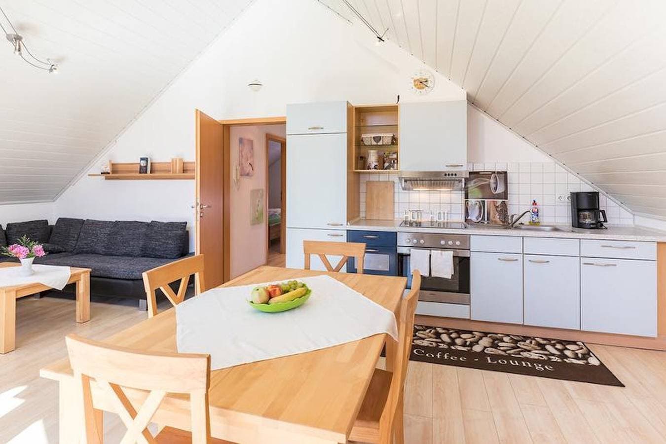 Foto 5 von 15: Lichtdurchflutete Dachgeschosswohnung "Lauser Dg" in ruhiger Gegend mit WLAN & Balkon