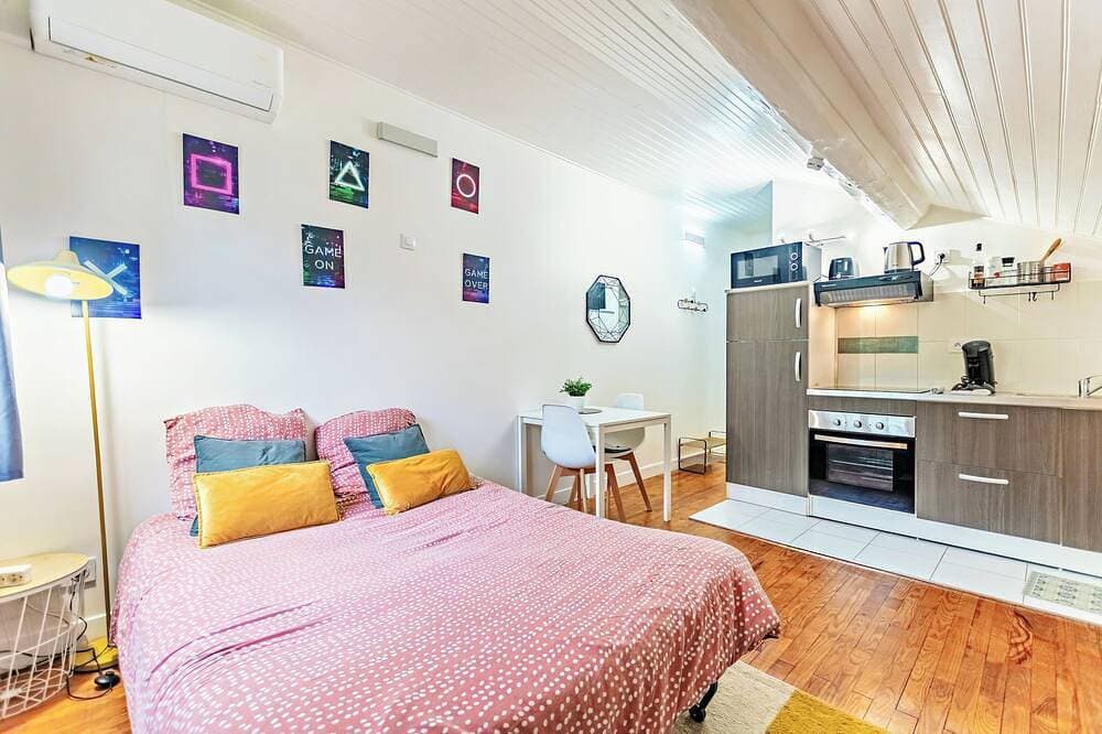 Cosy air-conditioned studio with secure parking 1