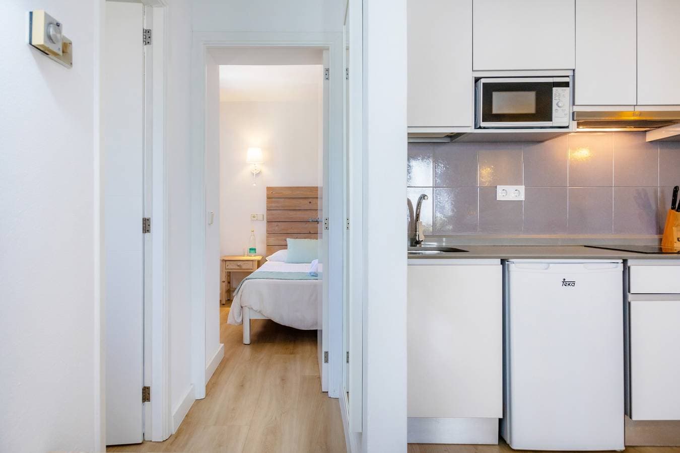 Foto 7 von 27: Strandnahes Apartment mit Zugang zum Pool, einer privaten Terrasse, Klimaanlage und WLAN