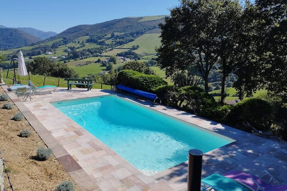 Chalet Avec vue Magnifique sur les Montagnes Basques, à 3 Minutes Despelette 1
