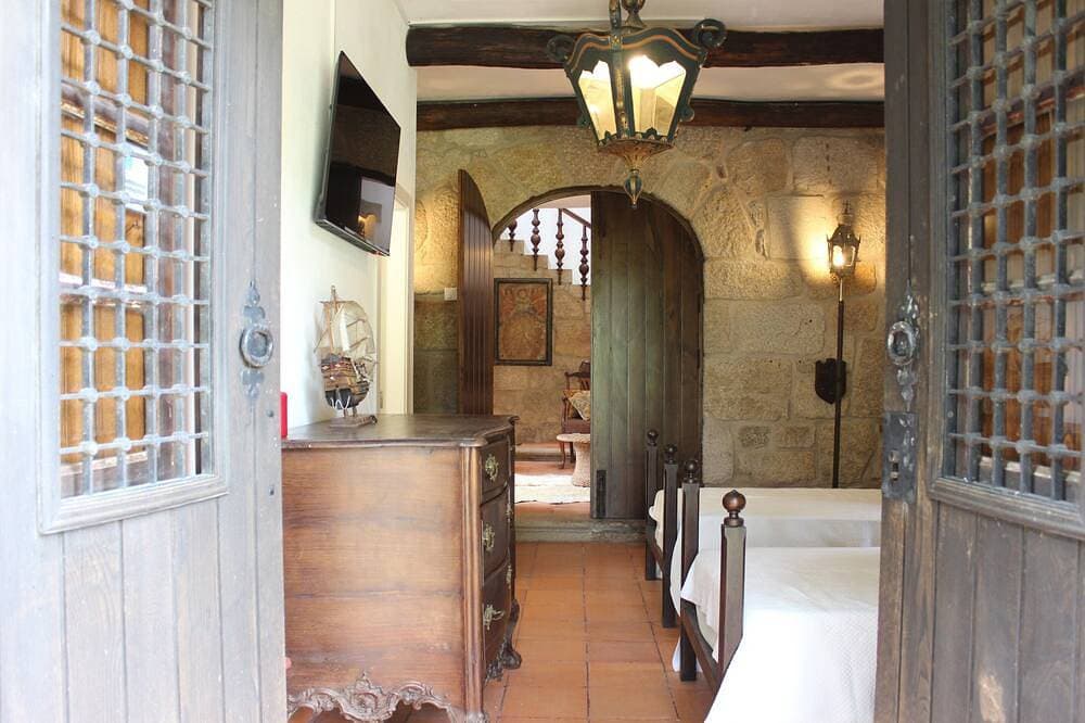Foto 2 von 30: Quinta Paredes, Land of Paradise, immersed in nature, with its medieval tower.
