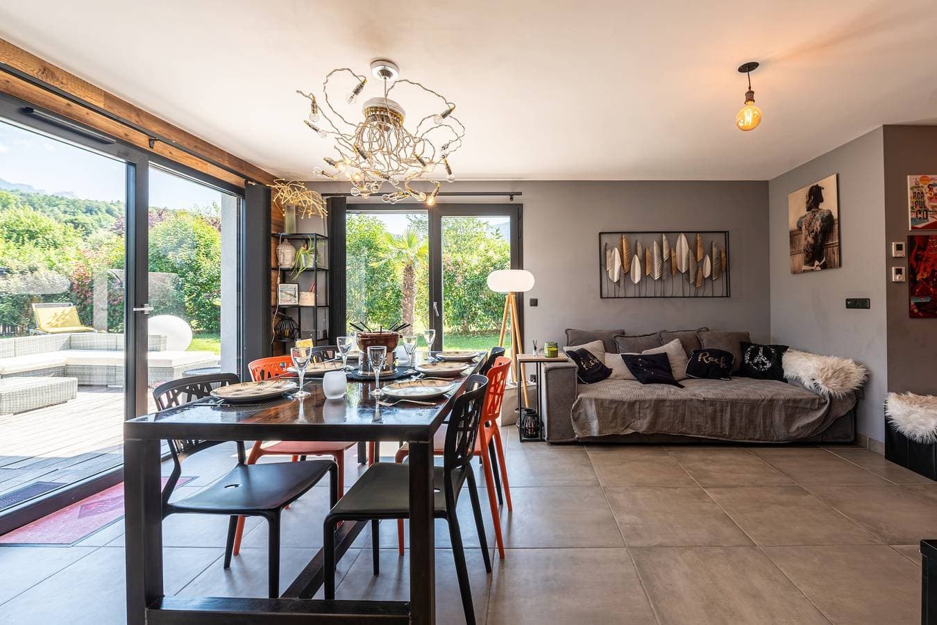 Foto 2 von 33: Villa 'Maison Neuve Proche Lac D'Annecy' mit Bergblick, privater Terrasse und Wi-Fi