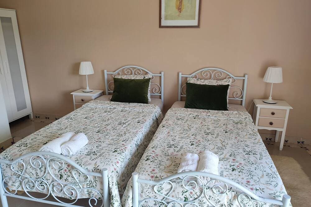 Foto 3 von 23: Guest House Bed & Breakfast-Quarto-de Hospedes.  Nazaré- Alcobaça.