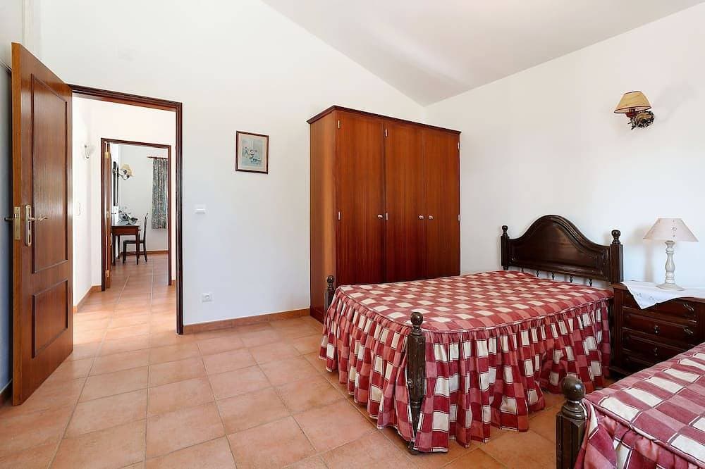 Foto 3 von 22: Schöne Villa, ideal für einen erholsamen Urlaub, mit Pool und Blick auf die Küste.