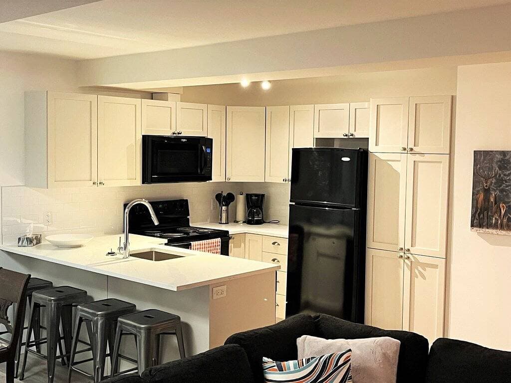 Foto 12 von 13: Renovated 3 bedroom condo, lower village, steps from the gondola and Toby pool.