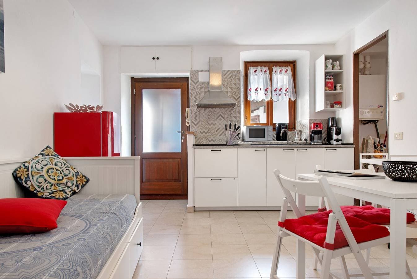 Foto 4 von 22: Apartment 'Lami' mit WLAN im Herzen von Intra, nahe Strand und Natur