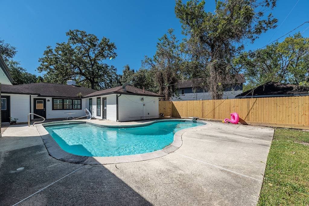 Foto 9 von 37: The Paris- Colorful 3Bedroom 2Bath Sfh w/Heated Pool Available