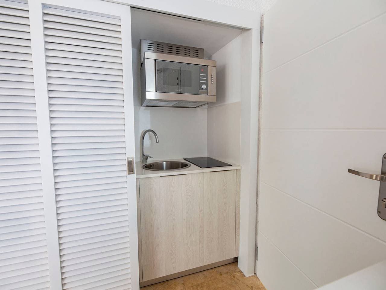 Foto 9 von 18: Modernes Studio mit Terrasse in Roses