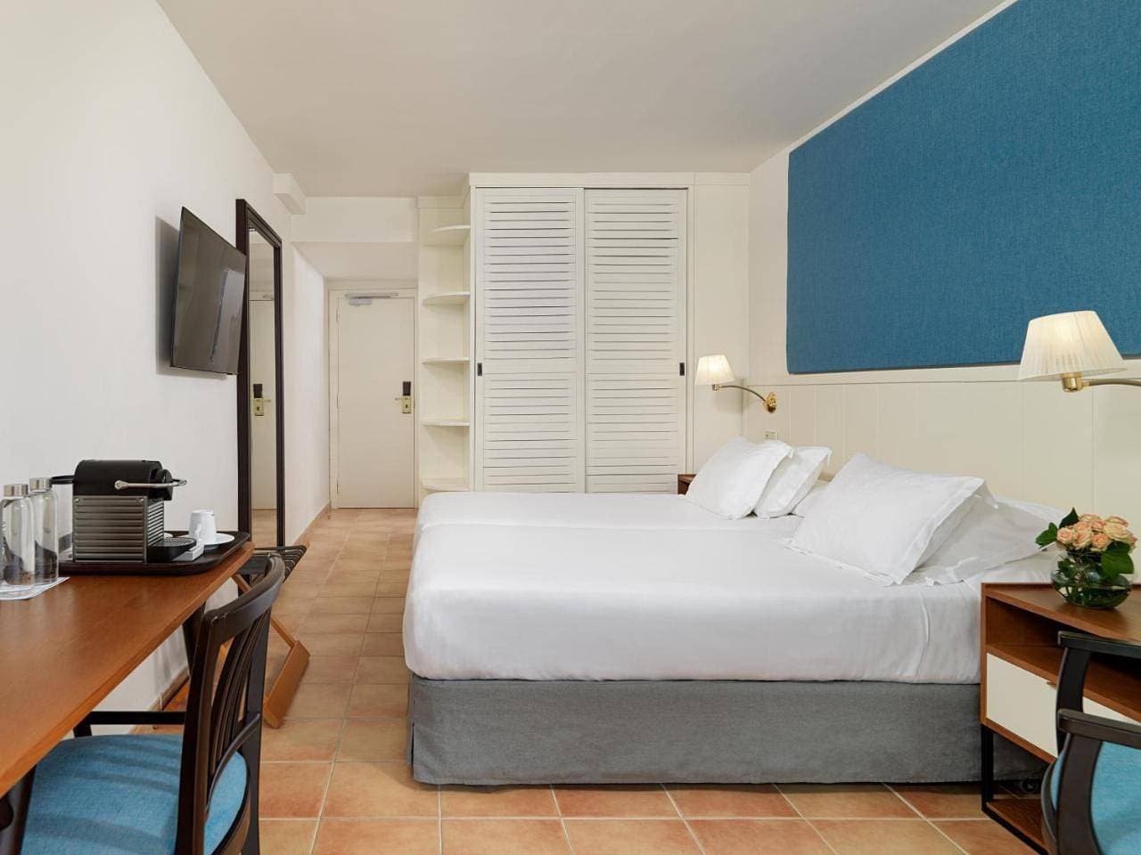 Foto 7 von 9: Double or Twin Room with Side Sea View
