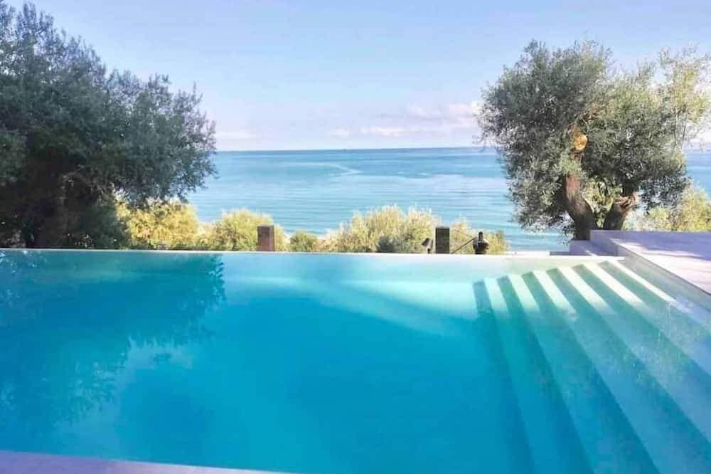 Privatpool der Villa Cefalù 1