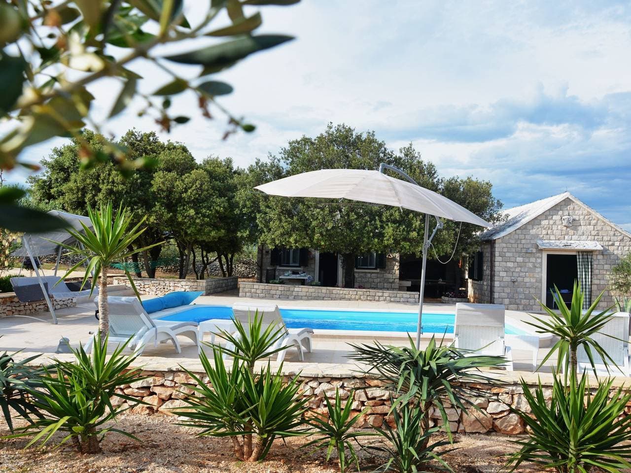Foto 11 von 38: Mit Terrasse und Pool in herrlicher Naturlandschaft