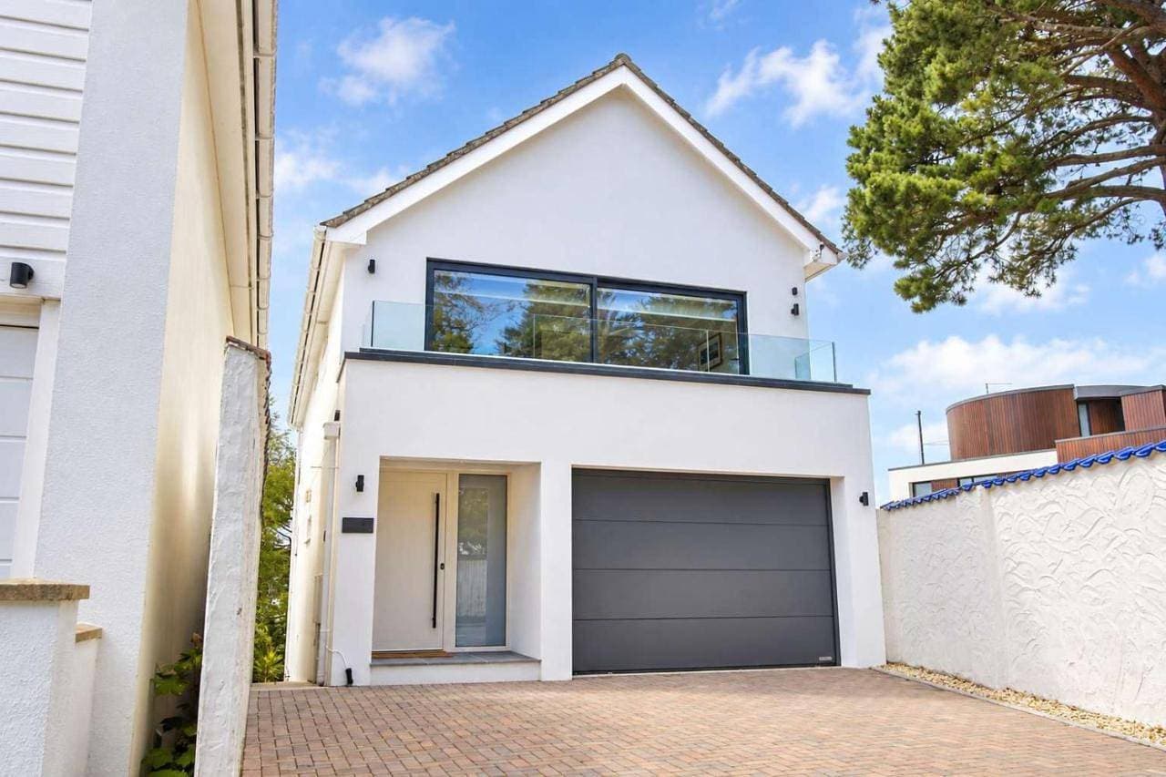 High Tides Elegant & Modern 5-Bedroom Villa with Hot Tub in Sandbanks 1