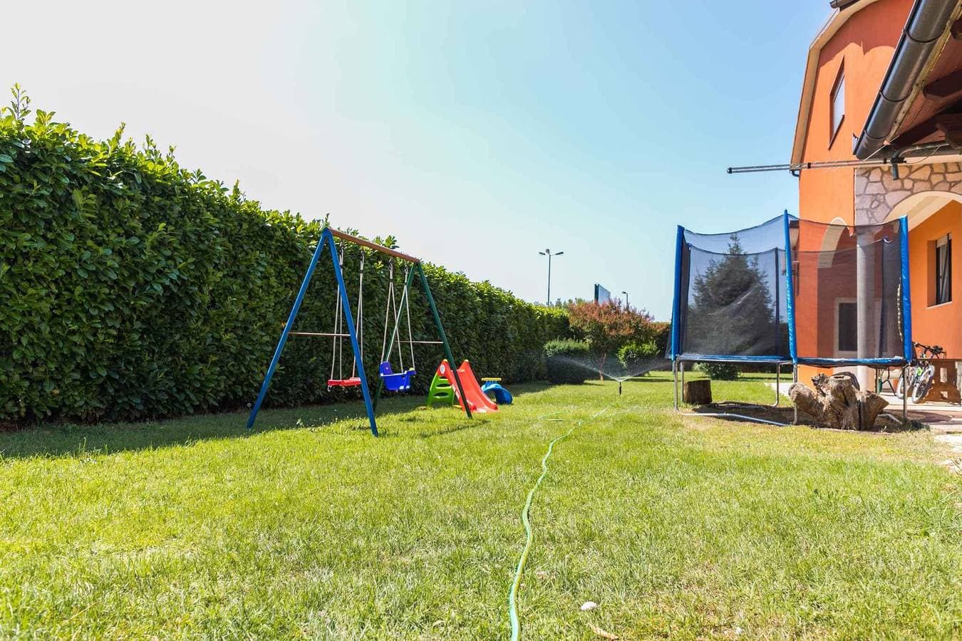 Foto 8 von 36: Ferienwohnung mit großem Garten und Klimaanlage