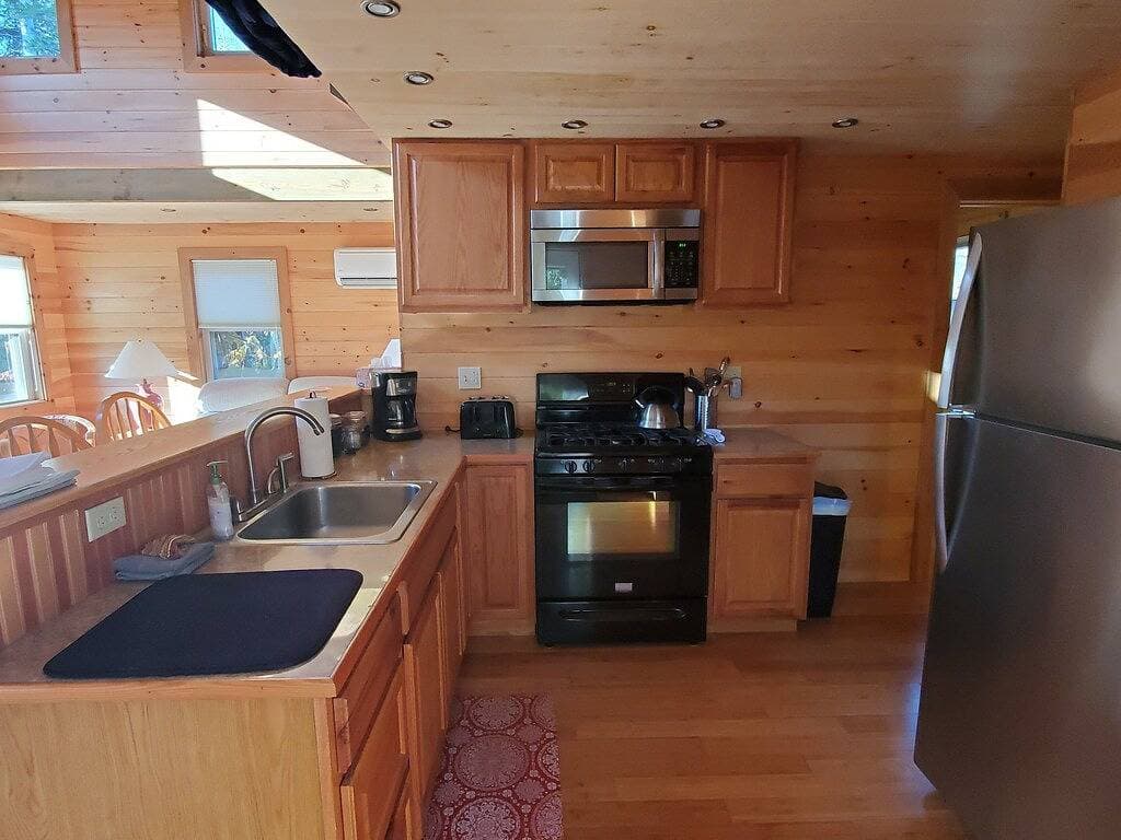 Foto 10 von 23: New Cottage In Town & im Wald mit einem kleinen Bach neben