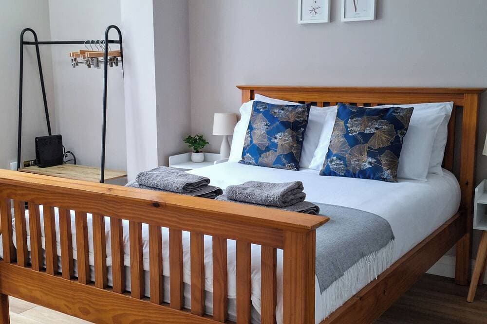 A new 3-bed flat with en-suite near Heathrow 1