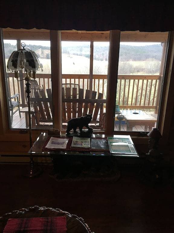 Foto 8 von 45: Potomac Overlook, New Log Cabin Vor Eingang zum Loch Smoke