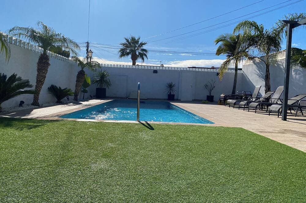 Eine luxuriöse moderne Villa, einen erstaunlichen privaten Pool und einen großen Garten. Sonderpreis... 1