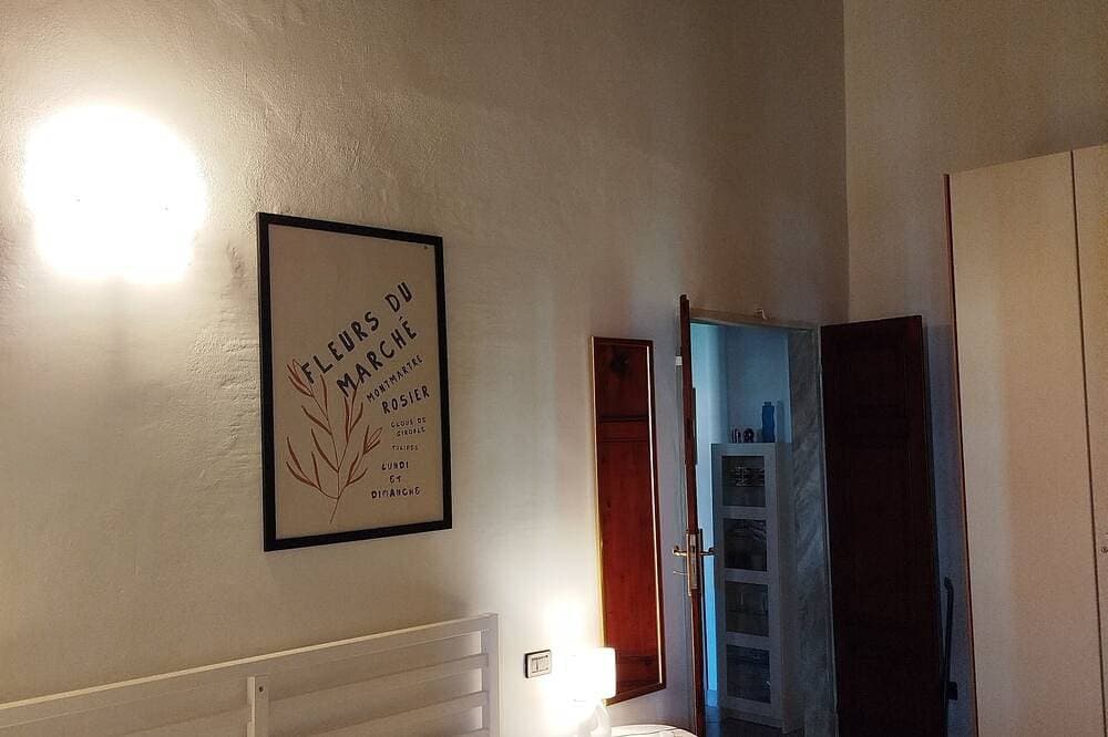 Foto 11 von 30: Typical Ligurian waterfront house in the center