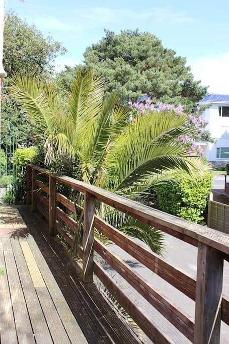 Sandbanks Ground Floor 2 Bed Apt, beach 3mins walk 1