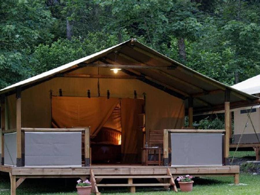 Foto 11 von 42: Camping Lou Cabasson - Chalet 2 personen - la Favière - überdachte Terrasse