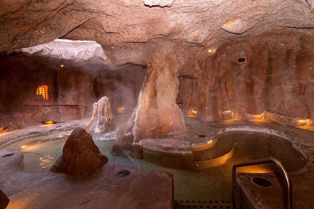 Foto 6 von 36: Rustic & Cozy Getaway |Amazing Cave-inspired +Pool