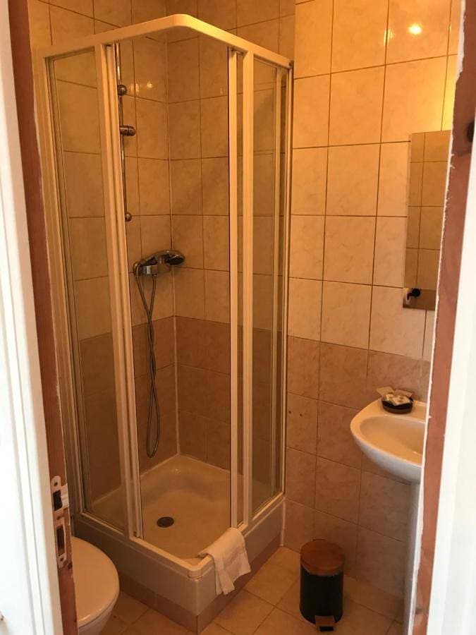 Foto 2 von 5: Double Room with Private Bathroom
