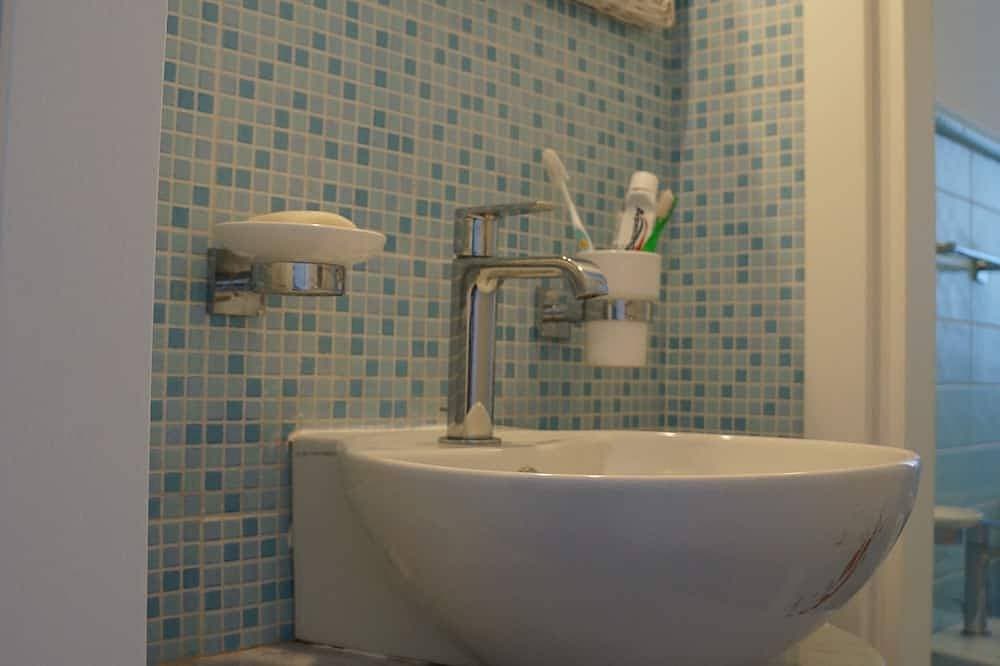 Foto 5 von 25: Schöne Wohnung in einer Villa, Privatstrand mit Sonnenschirmen und Liegen